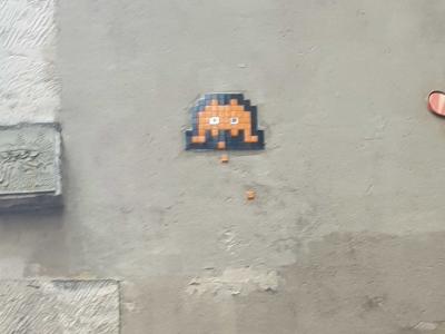 Fantôme orange en mosaïque — Street art à Paris