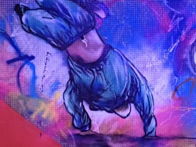 B-boy en figure de breakdance sur fond violet — Street art à Paris