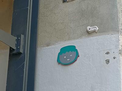 Petit personnage souriant par Fast Freak — Street art de Fast Freak à Nantes