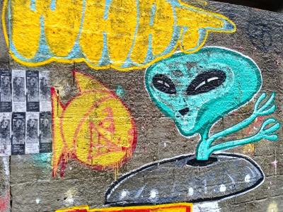 What - Alien et graffiti — Street art à Porto