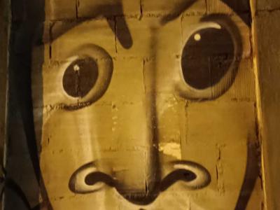 Visage naïf dans une niche par Nuno Costah — Street art de Nuno Costah à Porto