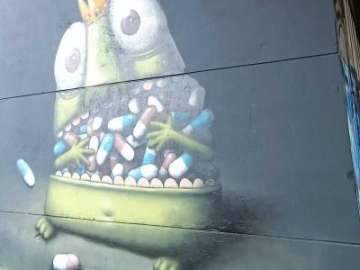Monstre aux pilules par Ador — Street art de Ador à Nantes