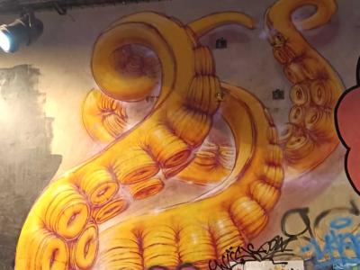 Tentacule de pieuvre dorée en gros plan — Street art à Paris