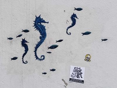 Hippocampes et poissons en camaïeu bleu — Street art à Nantes