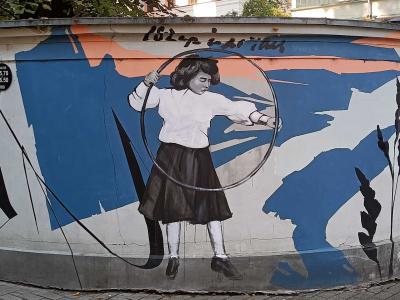 Petite fille jouant au cerceau — Street art à Rīga