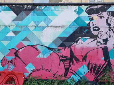Pin-up pop art aux formes géométriques — Street art à Clermont-Ferrand