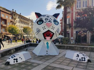 Sculpture feline Noite Branca par Catarina Glam — Street art de Catarina Glam à Braga