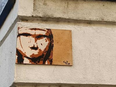 Rusty Orange Face Sticker — Street art in Nantes