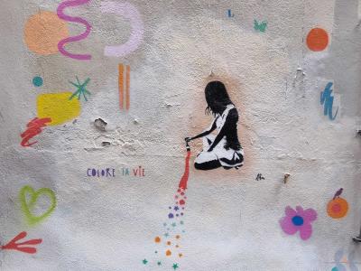 Colore la Vie — petite peintre et confettis — Street art à Clermont-Ferrand