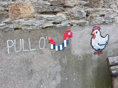 The mosaic hen and the tricolour ribbon — Street art in Nantes
