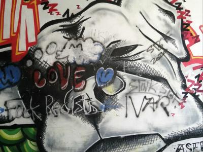 Personnage endormi, anti-racisme — Street art à Haarlem