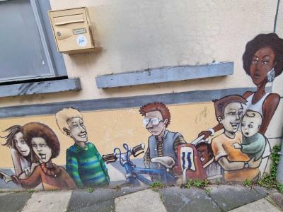 Graffiti visages colorés personnages stylisés — Street art à Grenoble