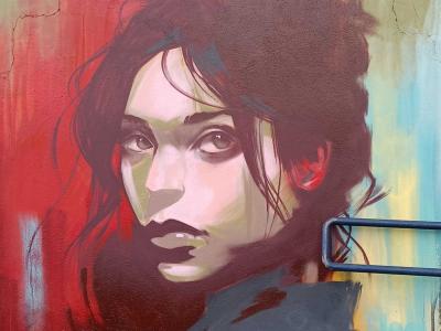 Portrait féminin sur fond rouge par Jef — Street art de Jef à Redon