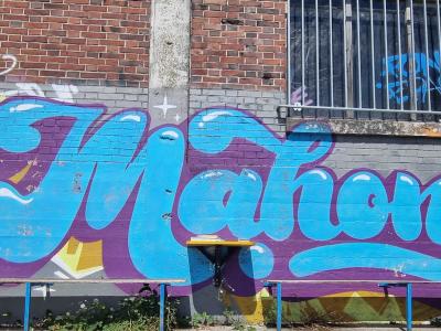 Tag 'Mahon' en lettres bleues arrondies — Street art à Strasbourg