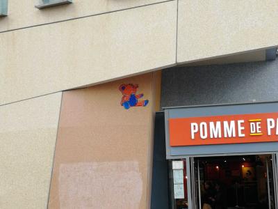 Ourson Cartoon en Façade — Street art à Paris