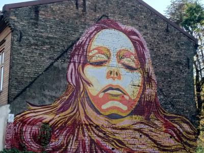 Portrait de femme monumentale sur facade — Street art de Rudens Stencil à Rīga