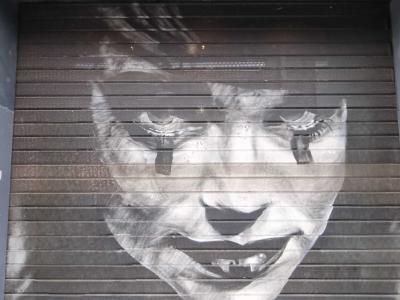 Portrait monochrome sur volet roulant — Street art à Grenoble