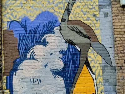 Grand héron sur mur de brique — Street art à Berlin