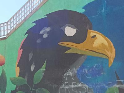Aigle noir majestueux parmi les feuilles — Street art à Madrid