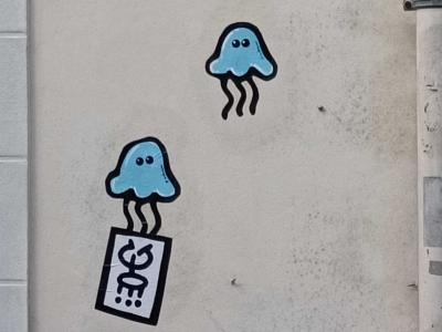 Minimalist Interlocked Jellyfish Creatures — Street art by Mister Zion in Nantes