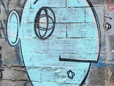 Visage rond turquoise par Seas — Street art à Porto