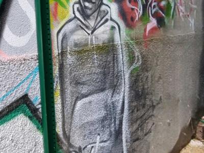 Figure gris minimaliste — Street art à Grenoble