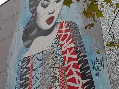 Portrait de femme aux motifs graphiques — Street art à Paris
