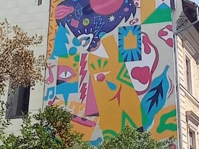 Oiseau Graphique aux Formes Colorées — Street art à Budapest