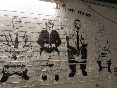 Quatre dirigeants aux toilettes — Street art à Grossbeeren