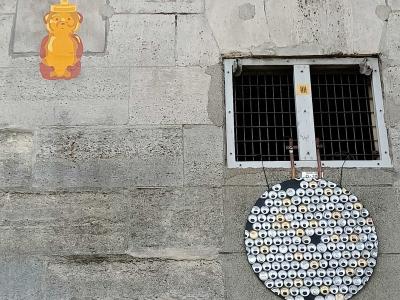 Ours en miel et sphère d'yeux sur béton — Street art à Paris