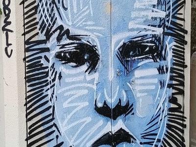 Le visage bleu du coffret électrique — Street art de Godelu à Nantes