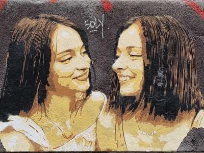 Deux jeunes femmes souriantes au pochoir — Street art à Clermont-Ferrand