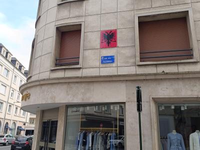 Rue des Albanais - Invader rouge — Street art de Mifamosa à Orléans