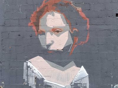 Portrait féminin aux cheveux roux — Street art à Redon