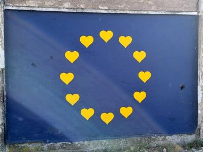 Cercle de cœurs jaunes — Street art à Strasbourg