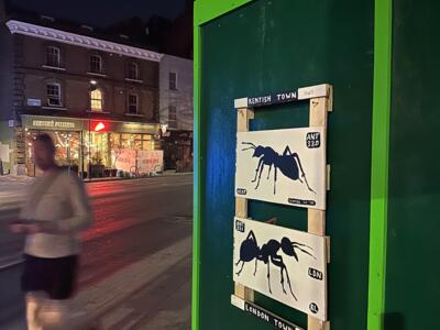 Ant 330 et Ant 331, les fourmis de Kentish Town — Street art de Ralph Lazar à London