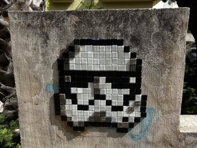 Casque de Stormtrooper en mosaïque — Street art de Astro Boy à Beniarbeig