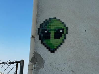 El marciano, extraterrestre en mosaïque — Street art de Astro Boy à Beniarbeig