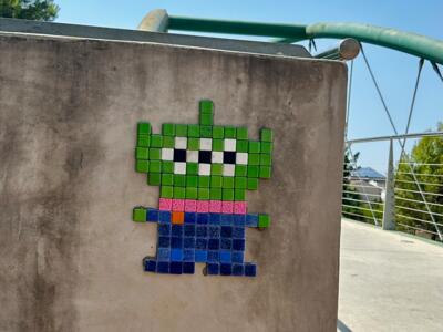 L'alien de Toy Story en mosaïque — Street art de Astro Boy à Beniarbeig