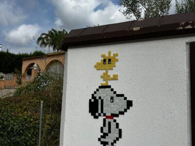 Snoopy et Woodstock en mosaïque — Street art de Astro Boy à Beniarbeig