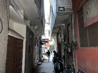 VRN_01, Space Invader on B5/173, Harishchandra Ghat Road 221001 Varanasi — Street art by Invader in Varanasi