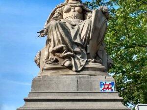 AMS_26, Space Invader on Vondelpark 8 — Street art by Invader in Amsterdam
