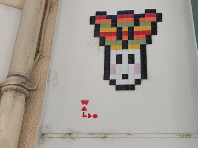Tête aux oreilles rayées par Waldo — Street art de Waldo à Le Mans