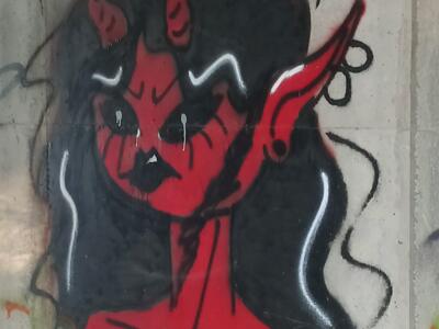 Démone rouge sous le pont — Street art à Sucé-sur-Erdre