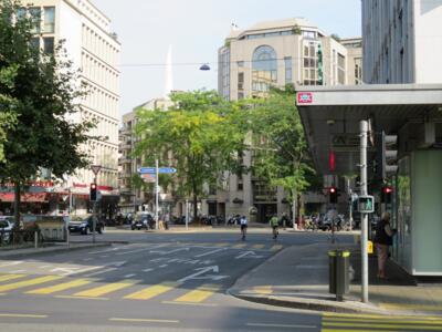 GNV_26, Space Invader on Boulevard Helvétique 40 — Street art by Invader in Genève