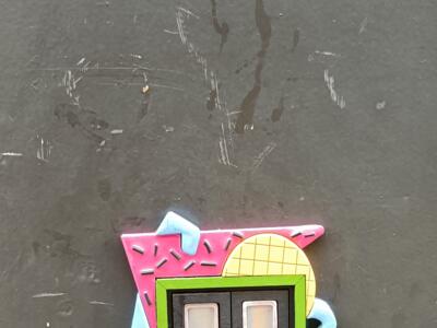 Porte miniature à la glace et au skate — Street art de Florizale à Bourges