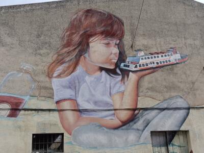 Fillette au cacilheiro par Smile — Street art de SMILE à Almada