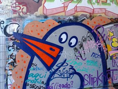 Oiseau rondouillard au bec orange — Street art à Berlin