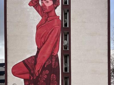 Rozjimanie — portrait en rouge à Kamenné námestie — Street art de Fin Dac à Bratislava