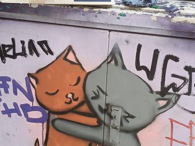 Câlin de chats sur la boîte électrique — Street art à Berlin